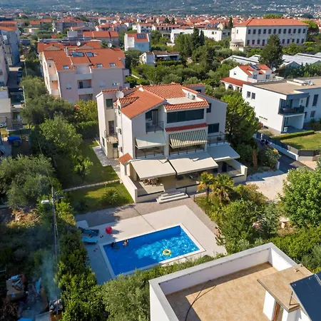 아파트 Spacious Kastel Stafilic With Private Pool