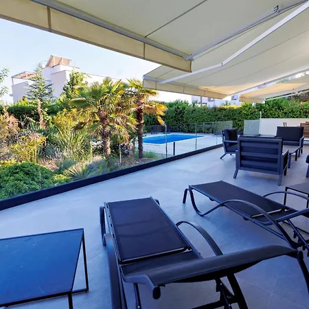 Spacious Kastel Stafilic With Private Pool 아파트 *