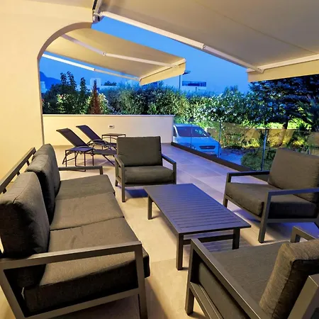 Spacious Kastel Stafilic With Private Pool 아파트