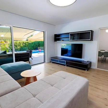 Spacious Kastel Stafilic With Private Pool 아파트