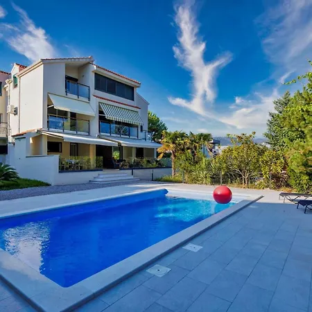 Spacious Kastel Stafilic With Private Pool 아파트 *