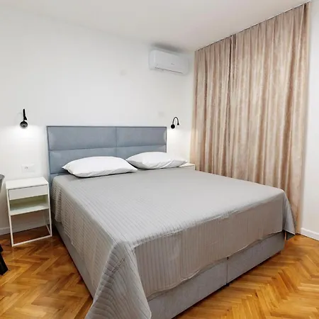 Spacious Kastel Stafilic With Private Pool 아파트 Kaštela
