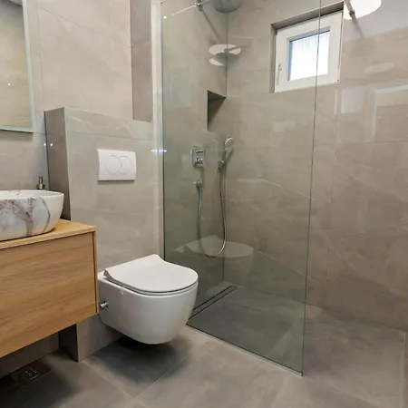 Spacious Kastel Stafilic With Private Pool 아파트
